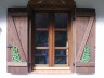 drewniana okiennica ozdobna z ornamentem - 02