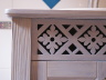 Drewniana szafka łazienkowa - ozdobny ażurowy detal