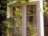 Klimatycznie ozdobione okno ornamentem drewnianym hugo