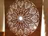 Mandala ręcznie wyciety misterny ornament specjalnymi technikami stolarskimi w drewnie