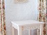 Stół z ażurowym ornamentem w dolnej półce oraz ozdobnym gzymsem pod blatem styl prowansalski, drewno bielone