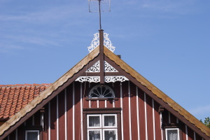 Sztutowo - odnowione zdobienia ażurowe dachu